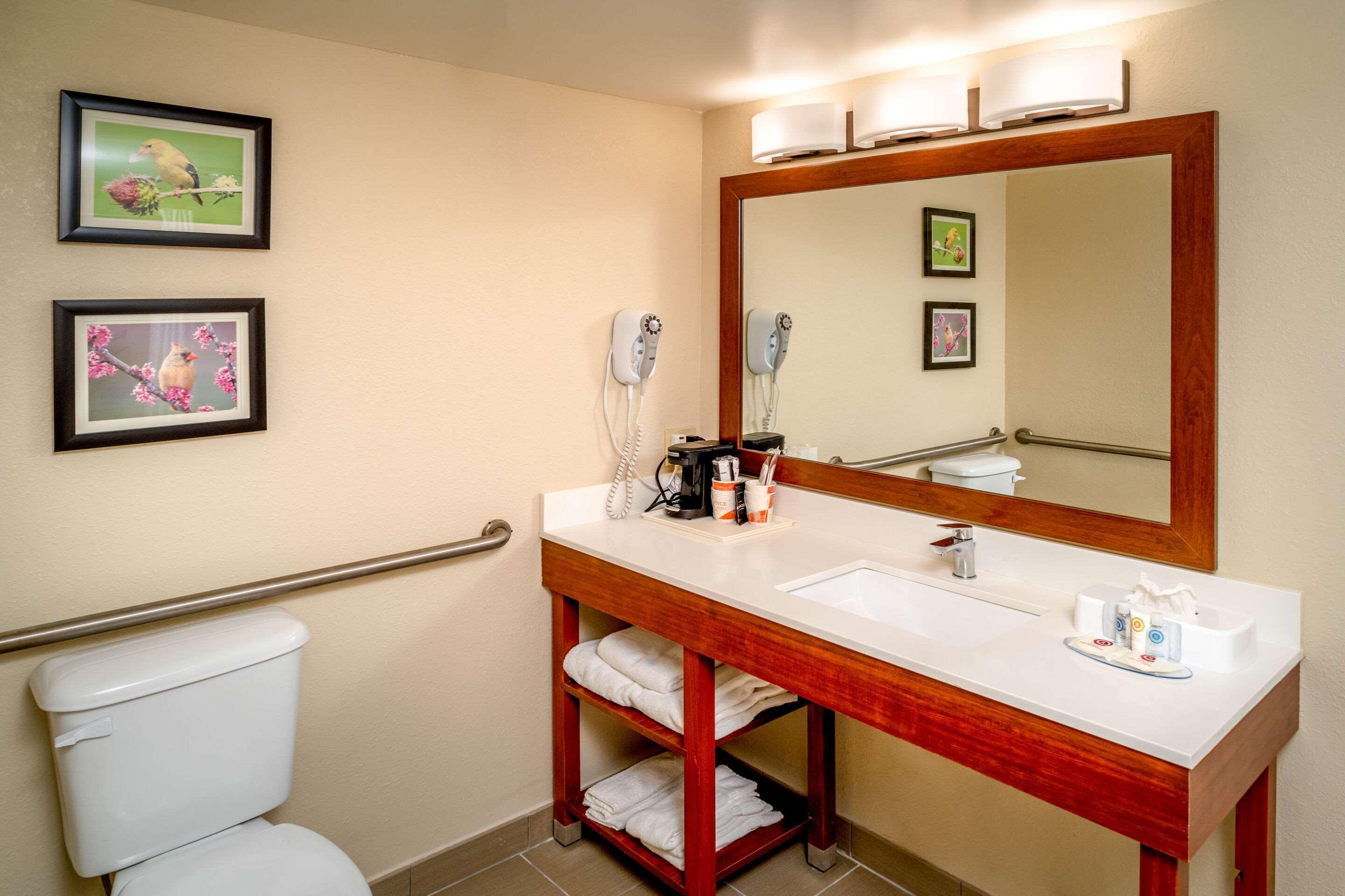 Comfort Inn & Suites Grundy Bagian luar foto