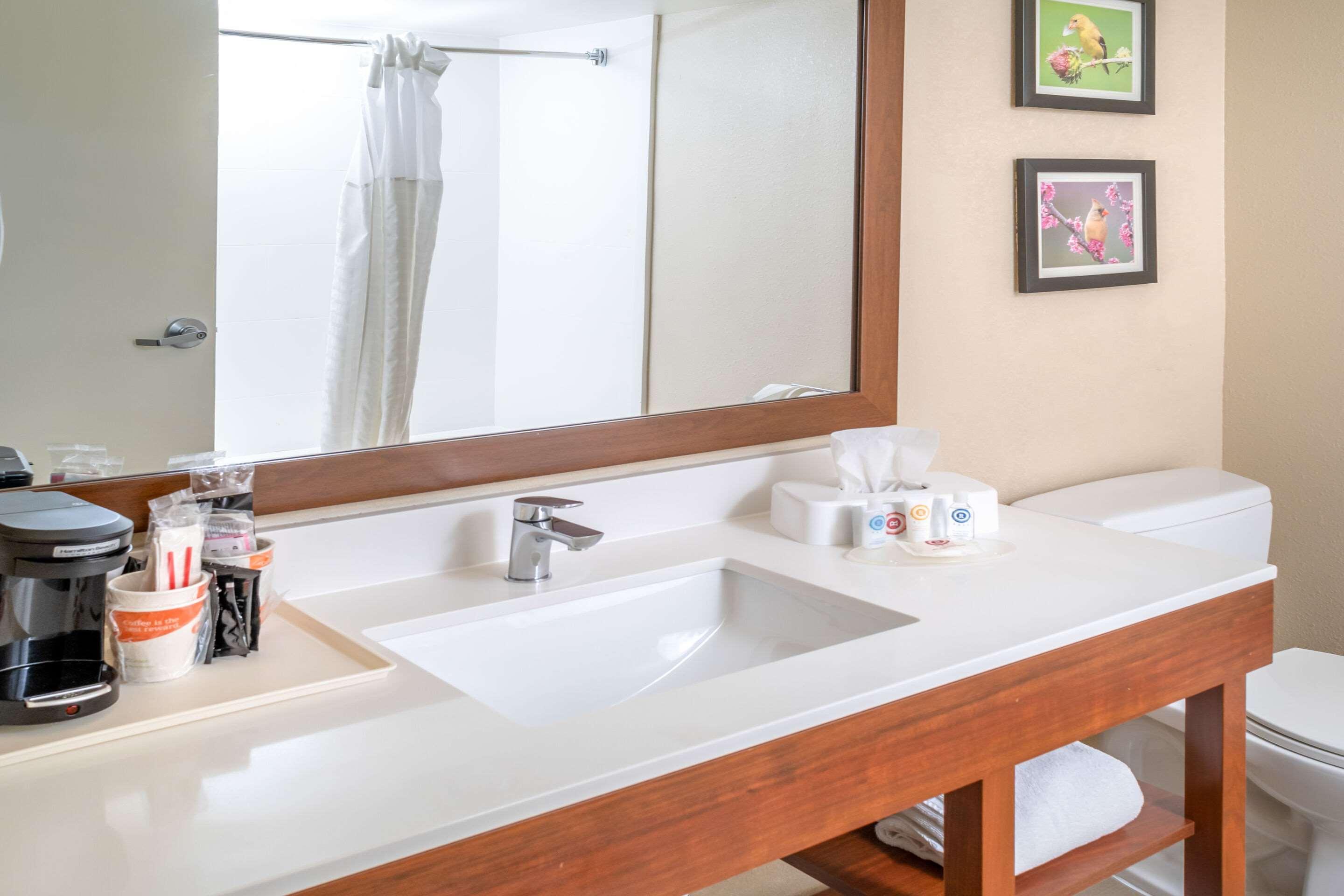 Comfort Inn & Suites Grundy Bagian luar foto