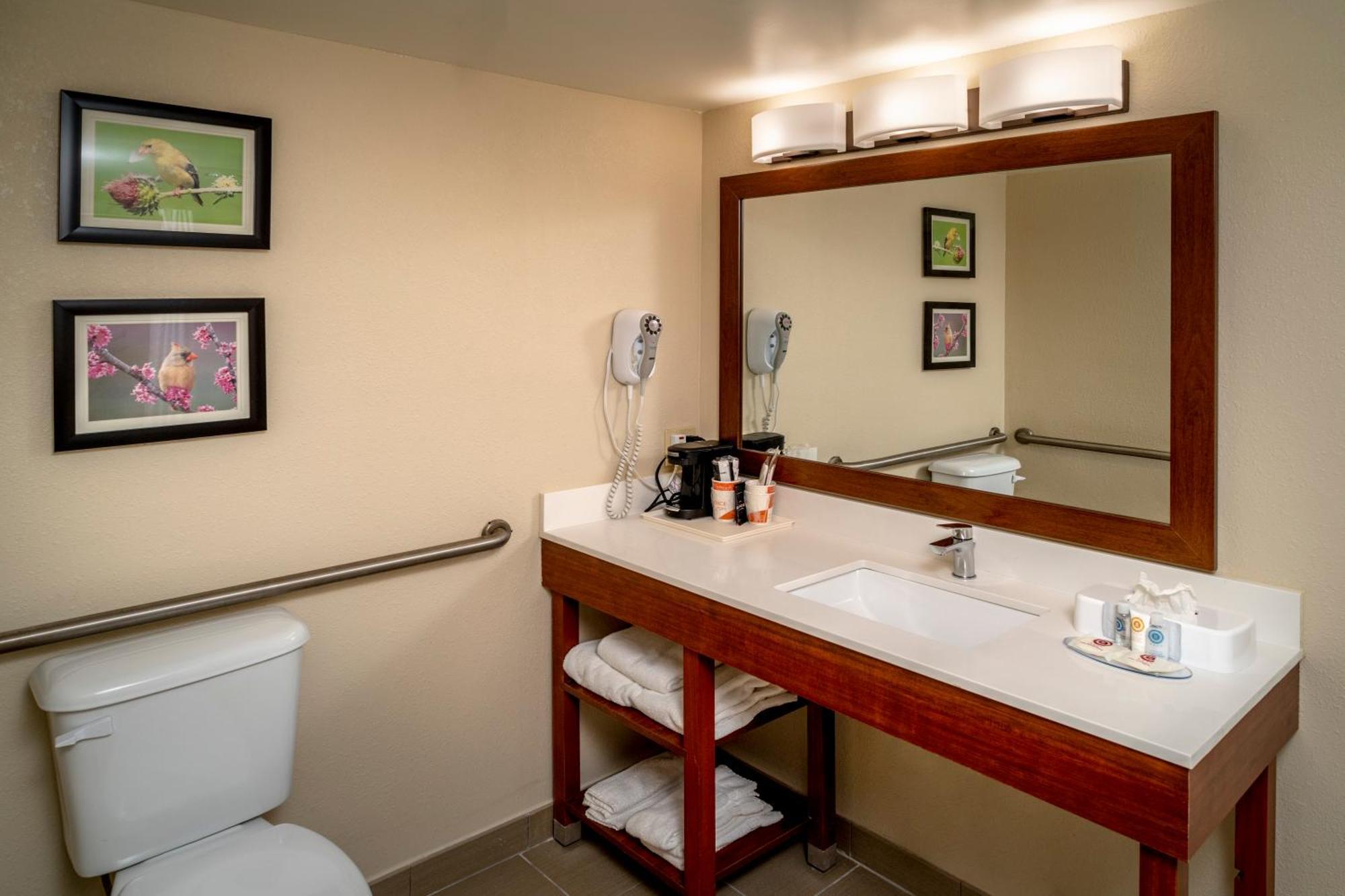 Comfort Inn & Suites Grundy Bagian luar foto