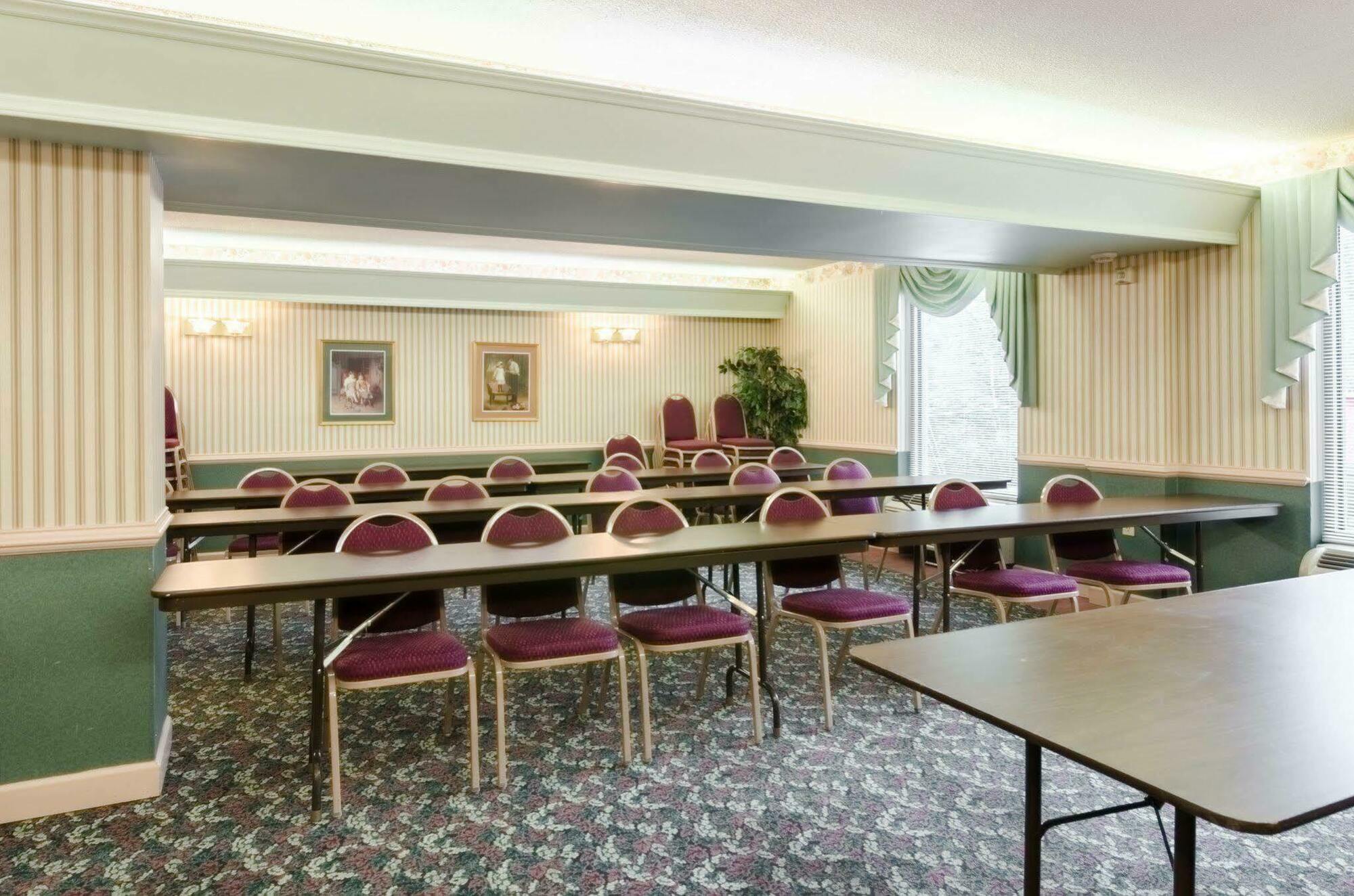 Comfort Inn & Suites Grundy Bagian luar foto