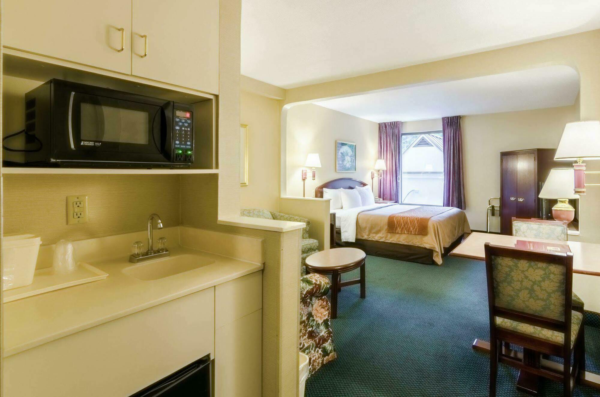 Comfort Inn & Suites Grundy Bagian luar foto