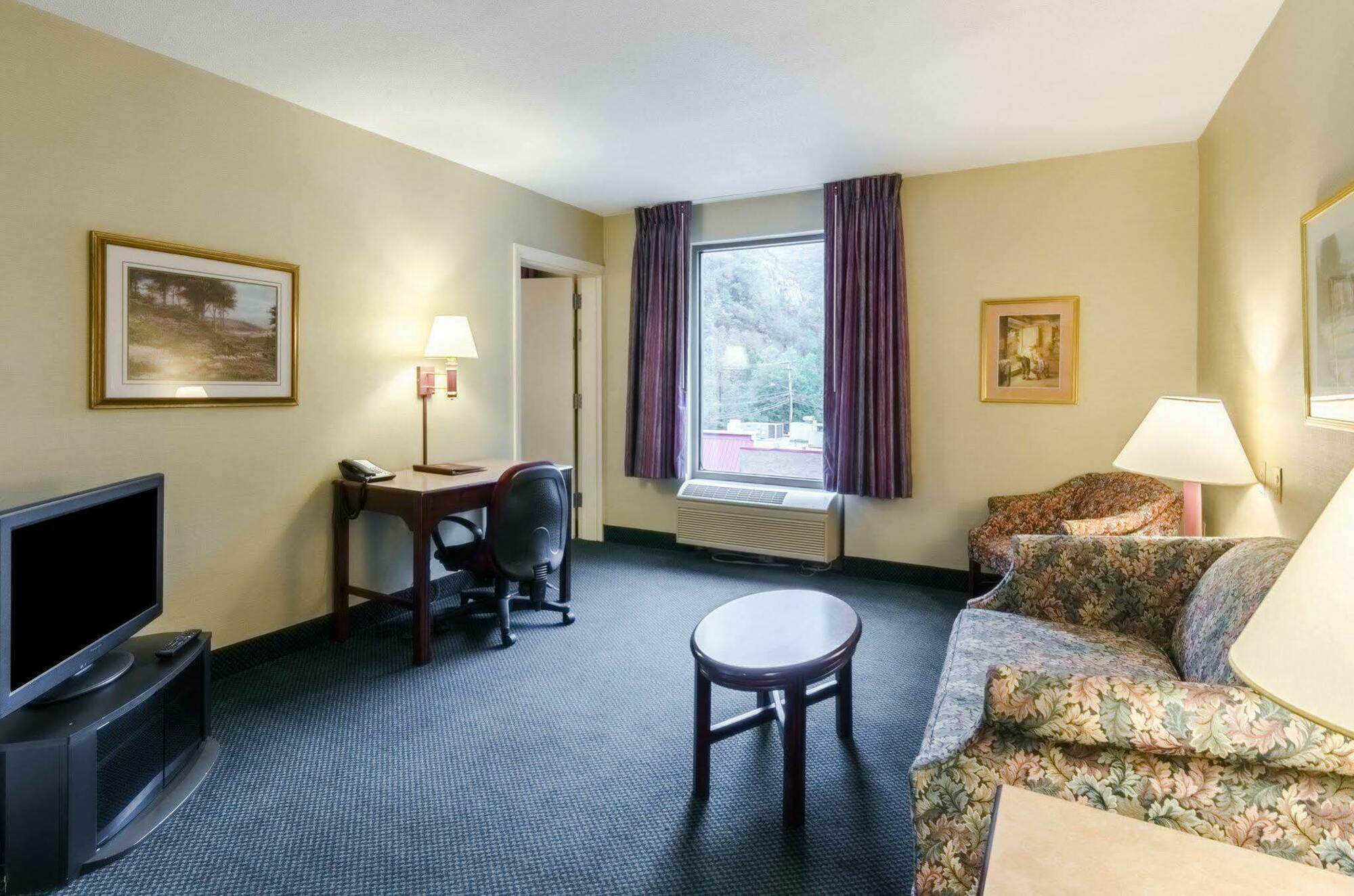 Comfort Inn & Suites Grundy Bagian luar foto